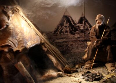 Steinalderfolk i utstillingen på Nordvegen historiesenter