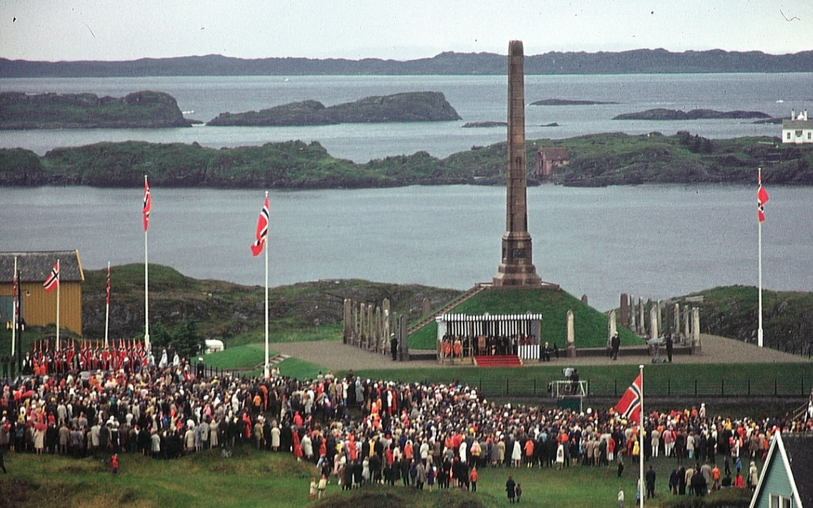 Haraldshaugen fotografert under feiringen av rikssamlingsjubileet 1972. Det er rigget en kongetribune like nedenfor haugen. Stor folkemengde står rundt. Norske flagg er heist. 