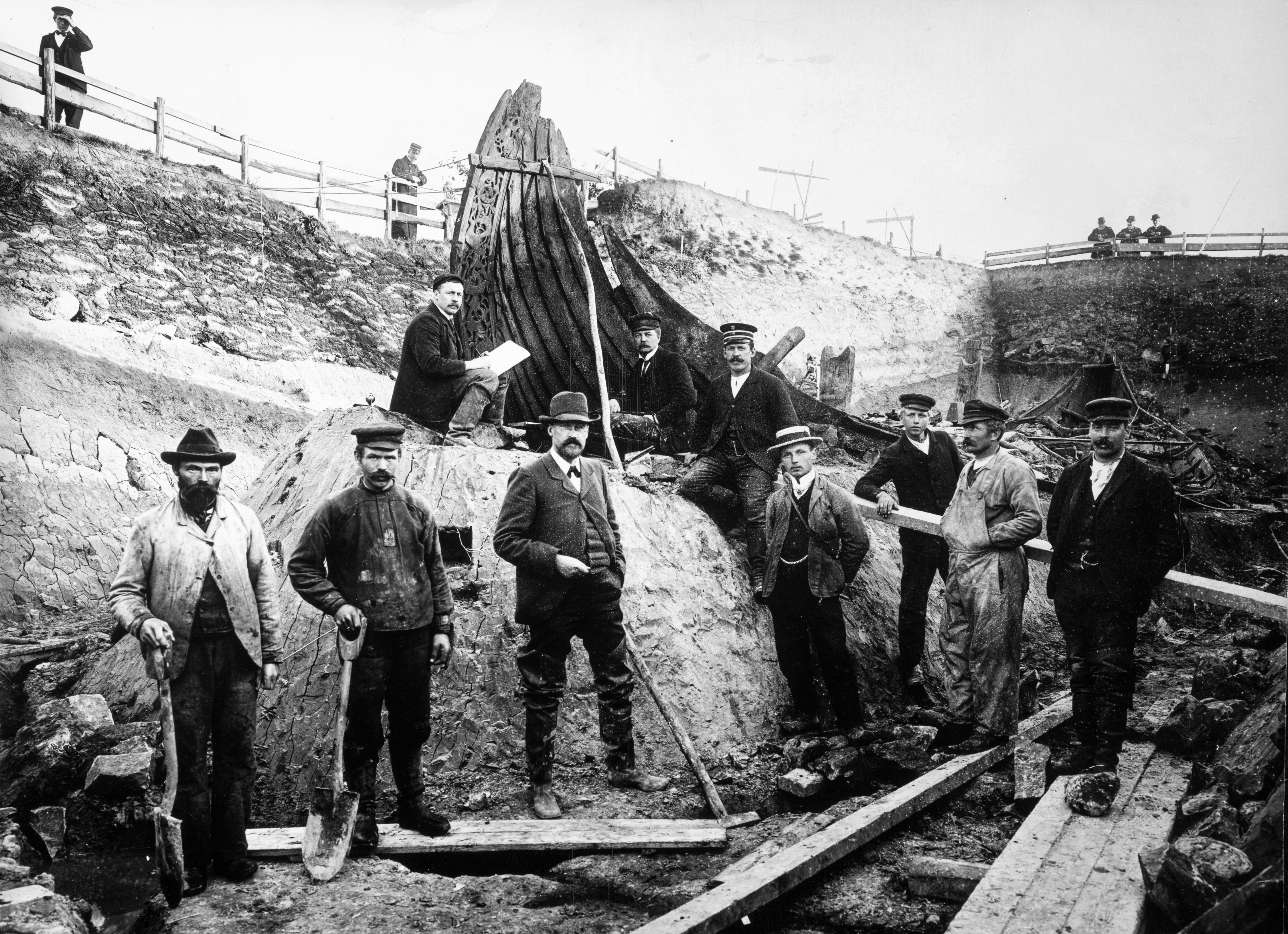Fra utgravingen av Osebergskipet i 1904.