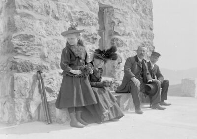 Bildet fra cirka år 1900 av folk utenfor Haraldstårnet