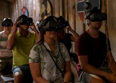 Follk med VR-briller inne på Viking House