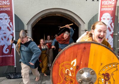 Vikinger stormer ut av Viking House