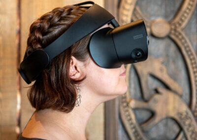 Kvinne med VR-maske på Viking House